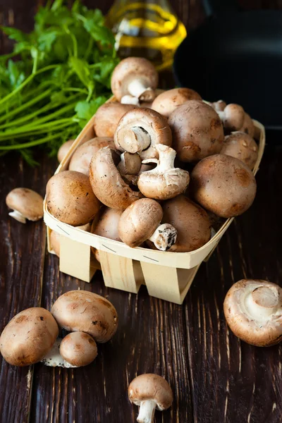 Frische Pilze, Öl und eine Bratpfanne — Stockfoto